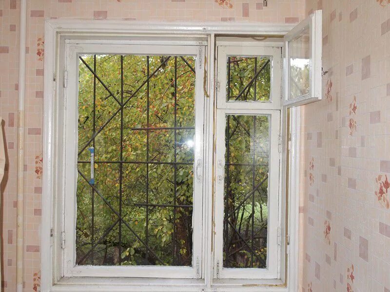 Окно хрущевки. Вид из окна хрущевки. Старые деревянные окна в квартире. Окно в панельном доме изнутри. Окно в панельном доме изнутри.