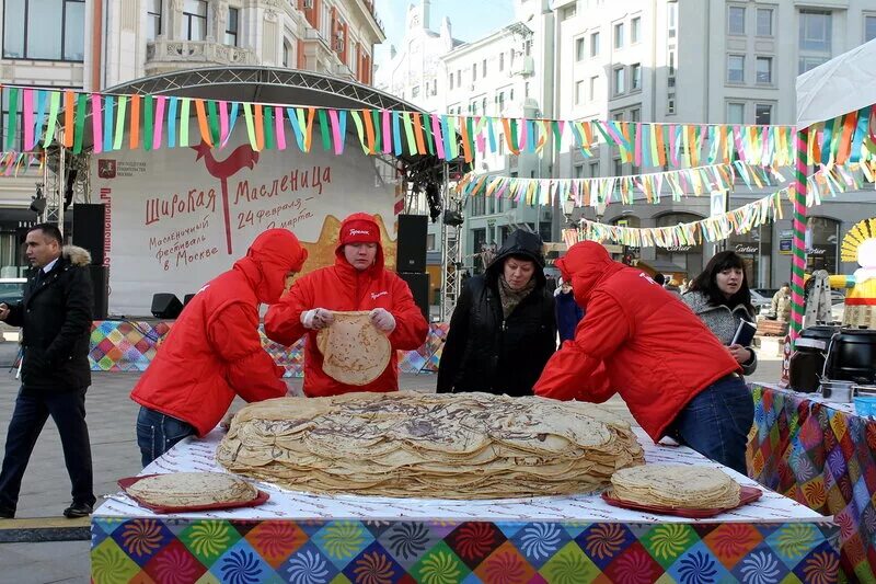 Самый большой блин на масленицу. Блины на Ярмарке. Современная Масленица. Масленица в Москве. Масленица на площади.