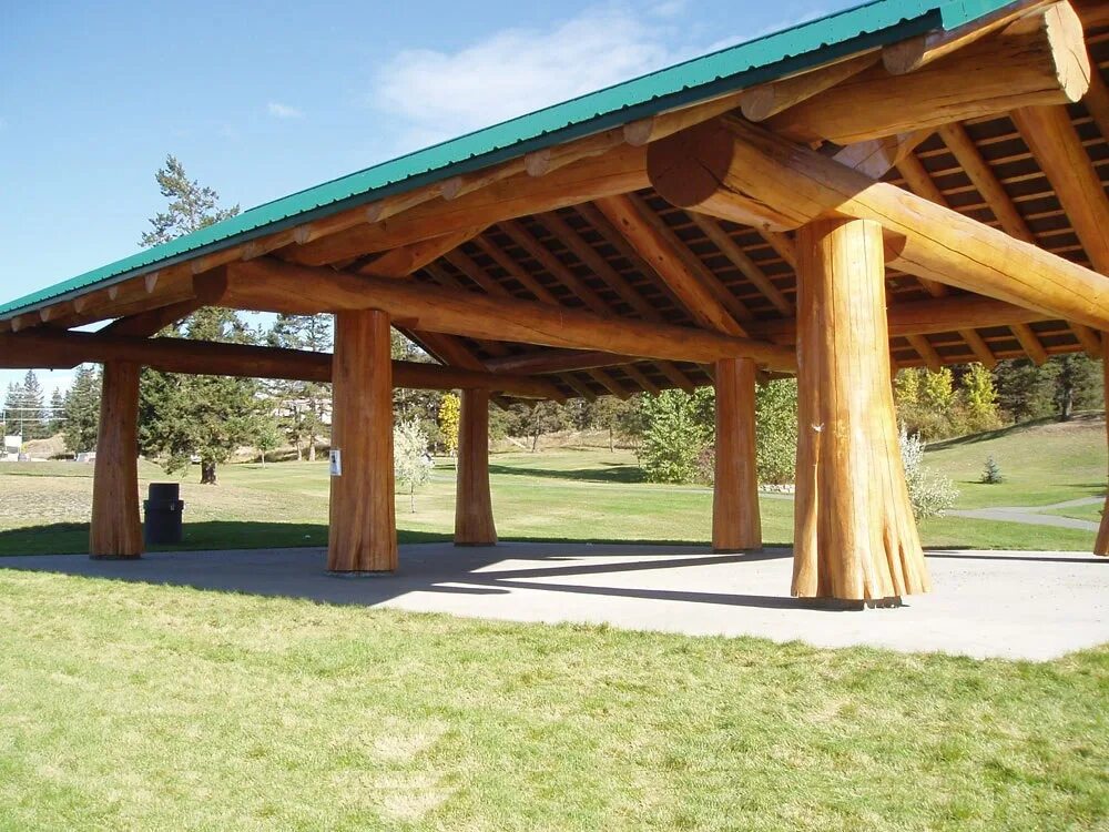 Деревянный навес из бревен. Гараж с навесом из бревна. Беседка из дикого бревна. Навес к дому из бревна. Тимбер фрейм навесы.