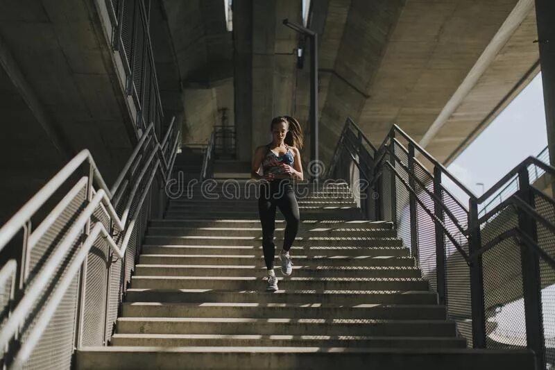 Подниматься по лестнице в подъезде. Человек спускается по ступенькам. Девушка спускается по лестнице. Женщина спускается с лестницы. Человек спускается с лестницы.