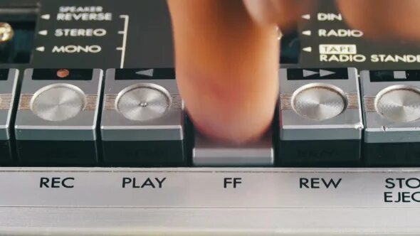 Значок перемотки вперед. Плей пауза перемотка. Перематывать аудиозапись. Кассета и ручка. Значок перемотки.