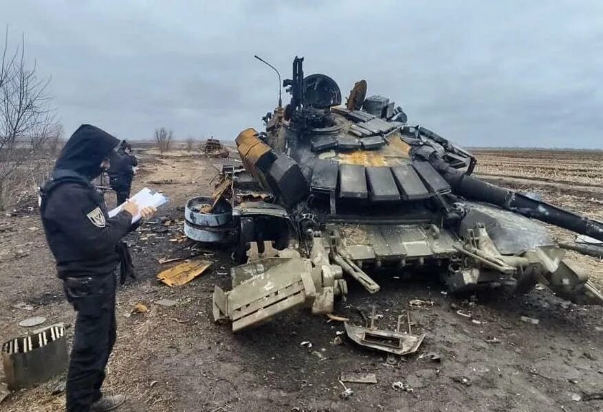 Сегодня потери россии на украине последние новости. Подбитые российские танки в Украине. Подбитые украинские танки.