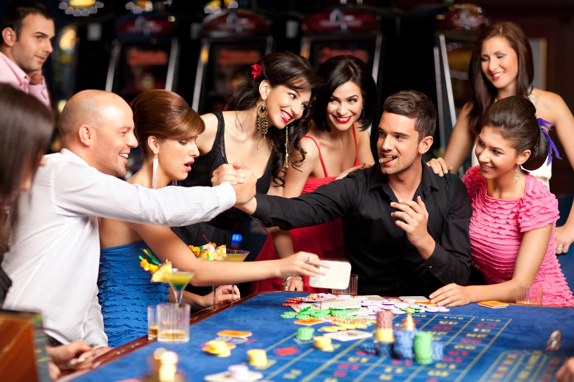 Игрок в рулетку. Парень казино. Люди в казино. Вечеринка. Casino friends friends casino click