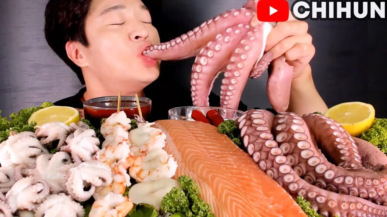 Съесть осьминога. Китаец ест морепродукты. Поедание живых Осьминогов.