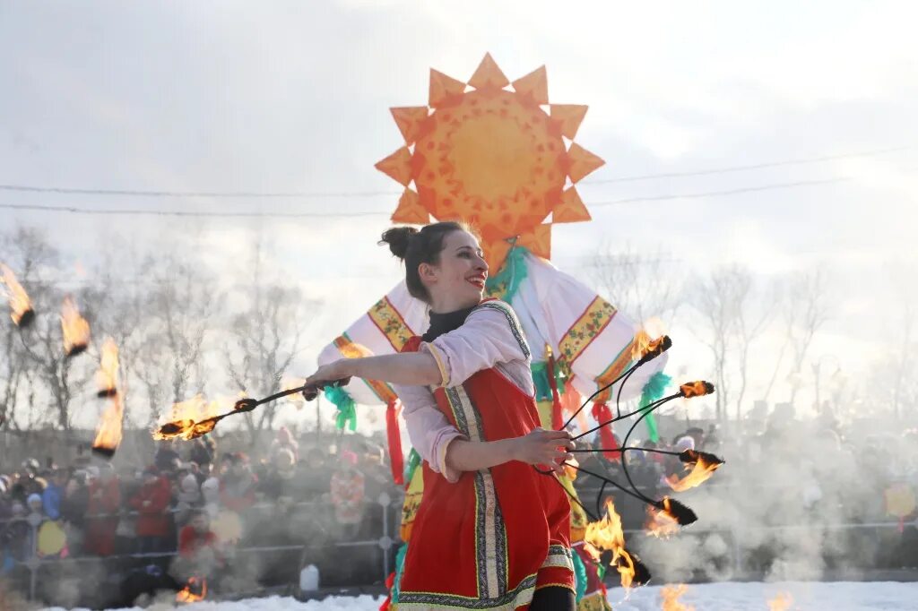 Масленица серпухов соборная гора. Гуляние на оке серпухов. Масленица в мураново. Наряд на масленицу. Ока озеро серпухов.