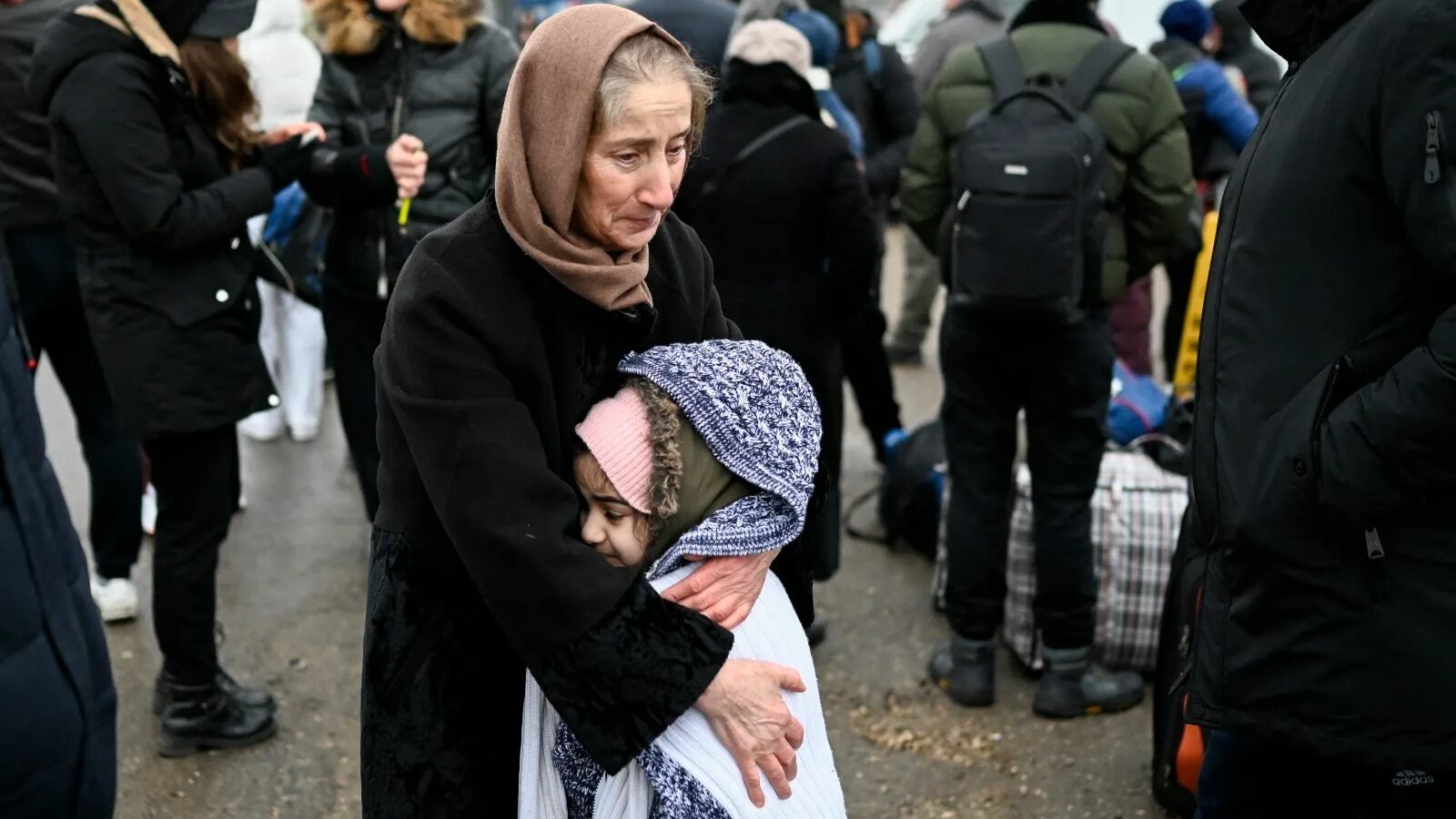 Украинские дети беженцы. Беженцы с украины обнаглели. украинские беженцы в латвии.