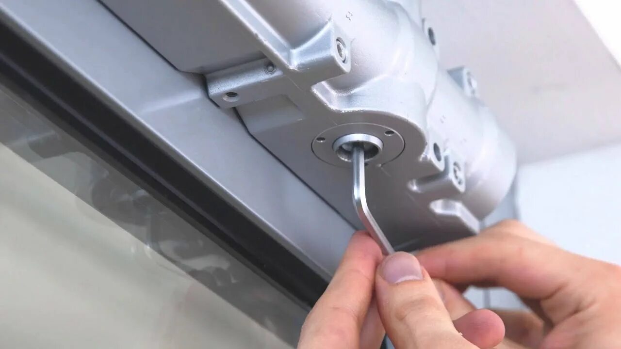 Тугой доводчик как ослабить. Дверной доводчик door closer. регулировочные винты доводчика двери. дверной доводчик abloy. регулировочные болты доводчика двери.