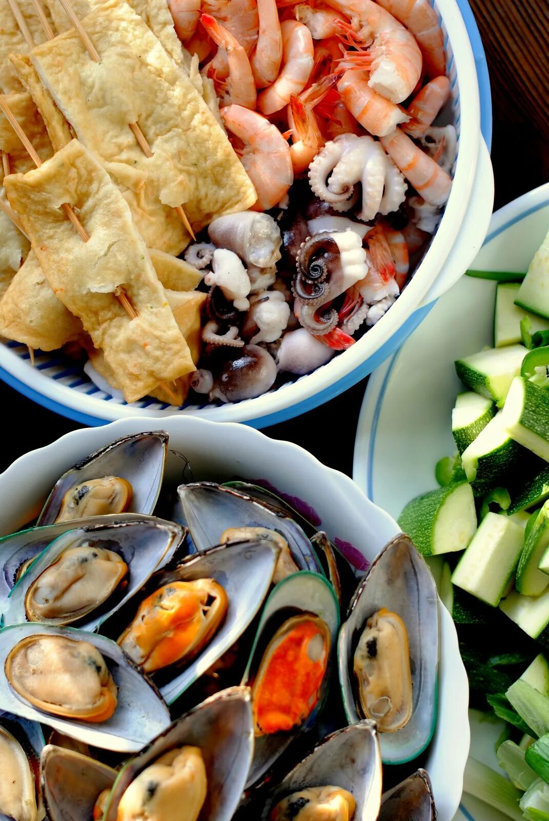 Страны кухня которых базируется на продуктах моря. Чембок корея морепродукты. стол с морепродуктами. корейское море. корейская кухня морепродукты.