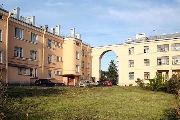 конструктивизм нарвской заставы. дом на тракторном. дом на тракторном. жилмассив на тракторной улице спб. дом на тракторном.