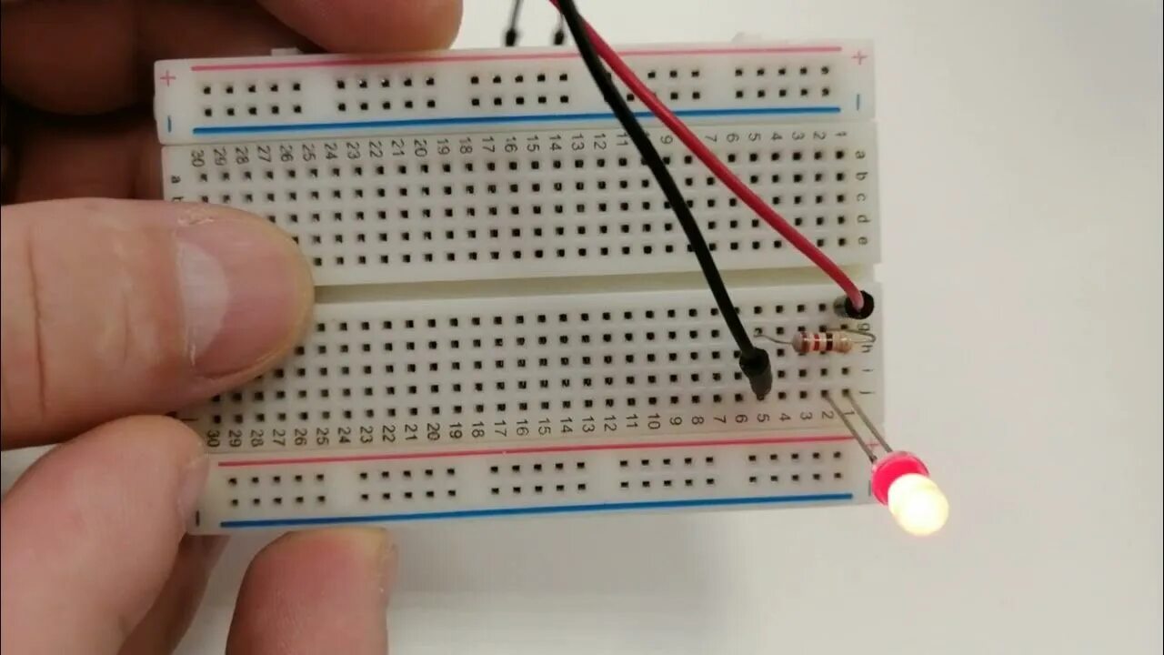 Отследить такси маячок. Маячок для телефона. Маячок код. Рабочее напряжение это. Проблесковый маячок kgl.