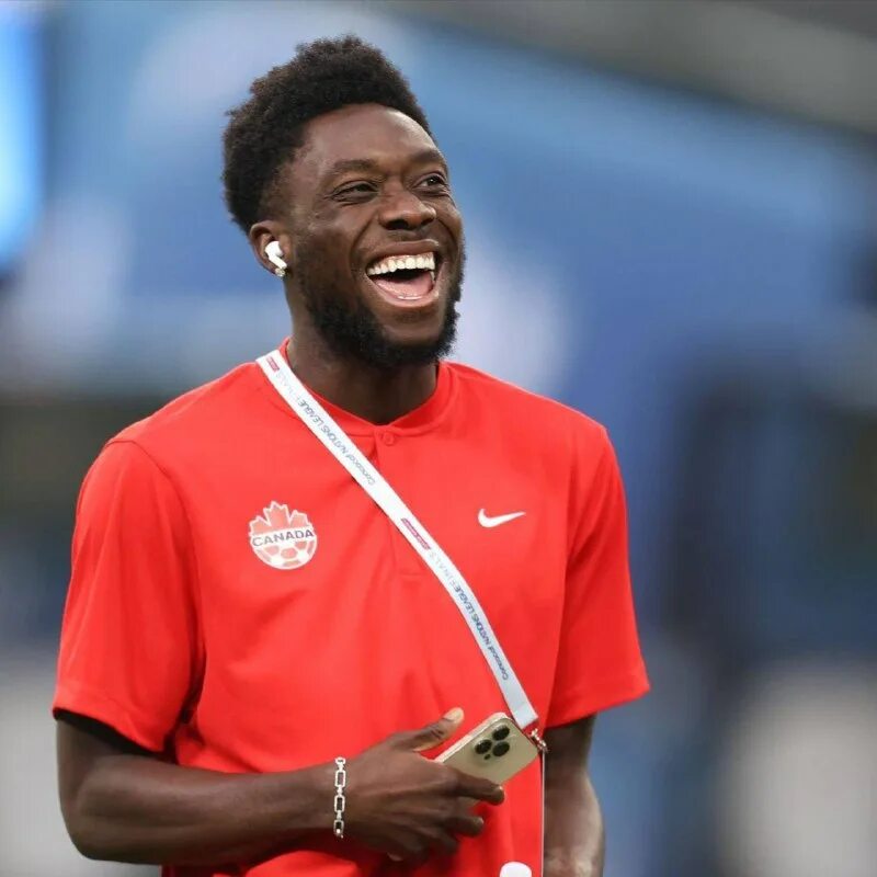 альфонсо дейвис канадский футболист. альфонсо дэвис 2021. Alphonso davies gnabry. альфонсо дэвис. дэвис бавария.