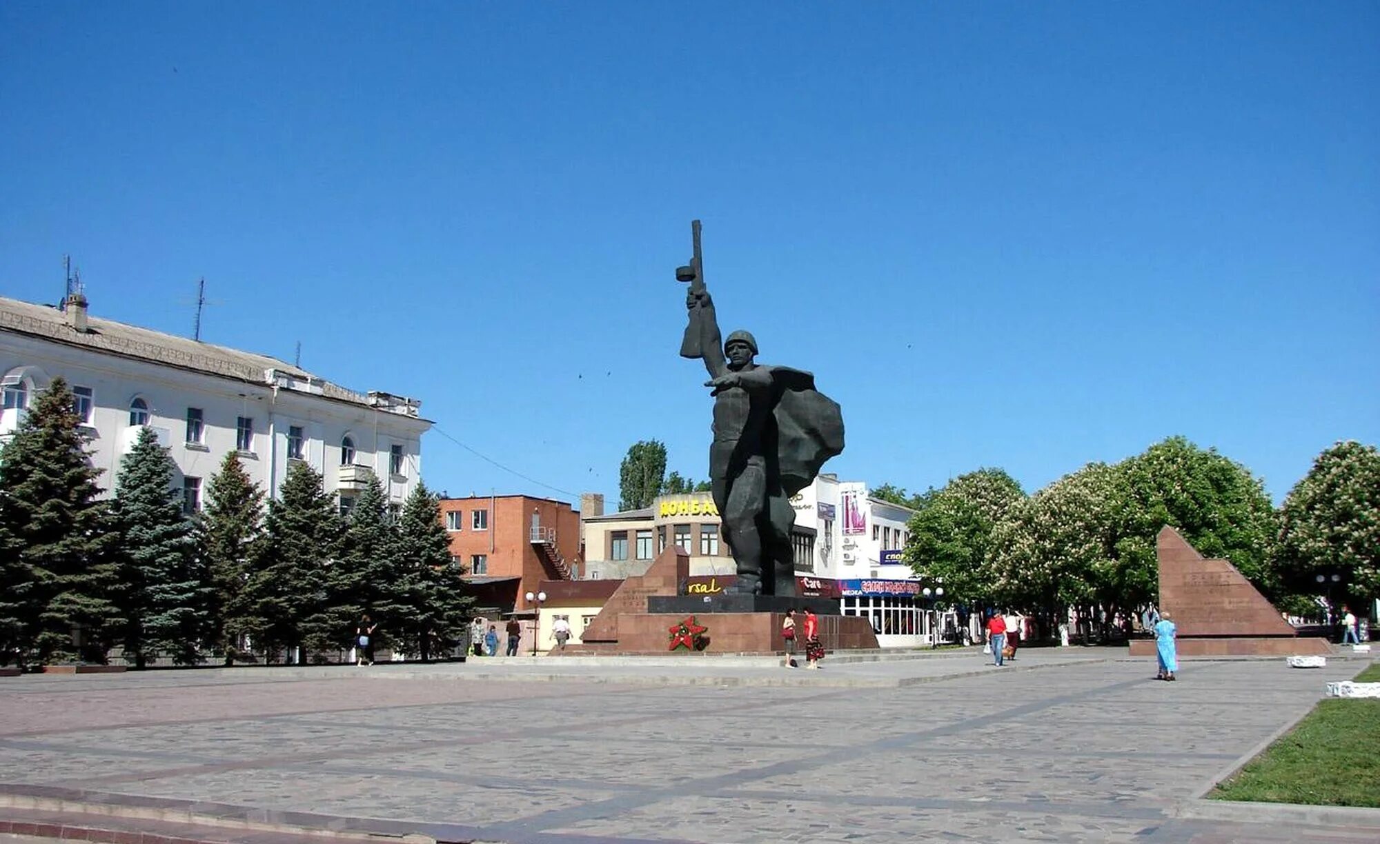 Шахты город Ростовская. Памятники города Шахты Ростовской области. Город Шахты центр города. Город Шахты памятник солдату. Mining town