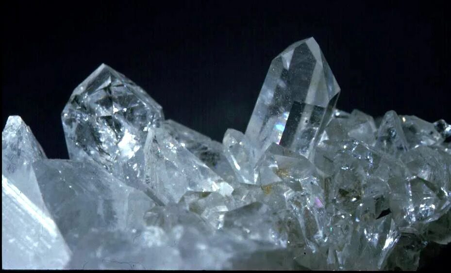Кварц (горный хрусталь). Призматические Кристаллы кварц. Горный кварц камень. Горный хрусталь / минерал.