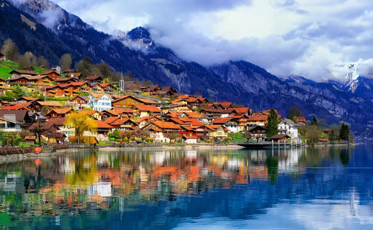Республика швейцария. Интерлакен швейцария. swiss швейцария. город в швейцарии интерлакен. озеро brienz швейцария.