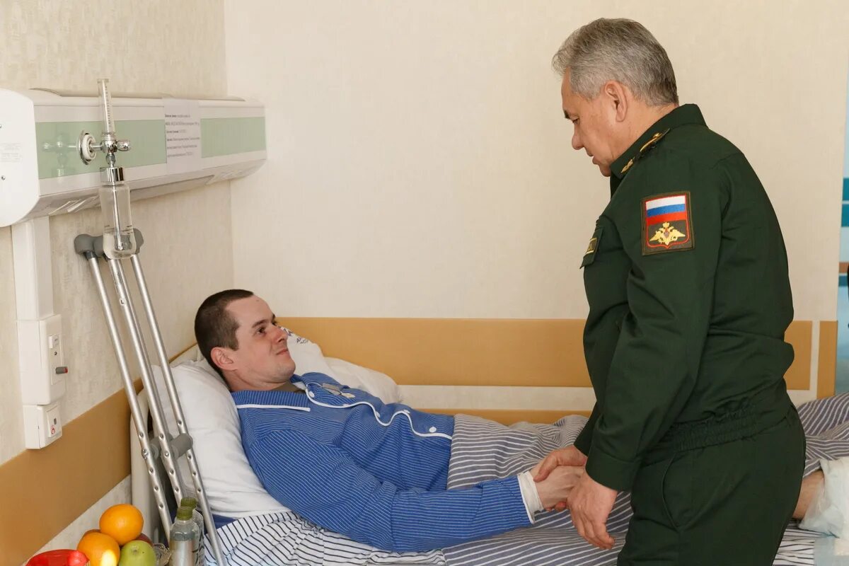 Военнослужащие сво в госпиталях. Шойгу вручил героя России в госпитале. Шойгу наградил в госпитале военнослужащих. Шойгу наградил в госпитале Мандрыка.