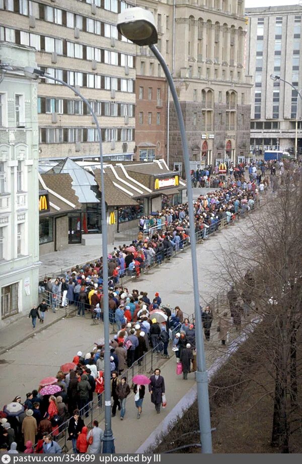 Южане 2. Особенности проведения эвакуации. Очередь в макдональдс 1990 москва. Жк метрополия 2022. Открытие первого макдональдса в москве в 1990 году очередь.