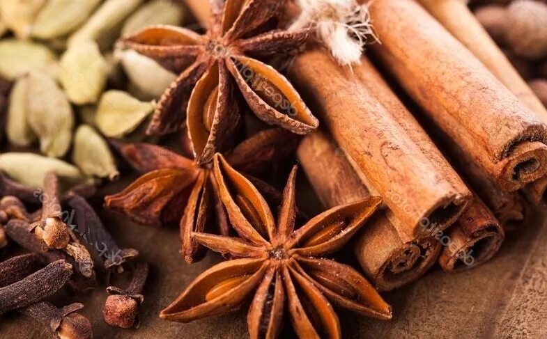 Кардамон, бадьян, гвоздика,. Специи кардамон бадьян. Корица гвоздика кардамон. Листья корицы. Кардамон корица.