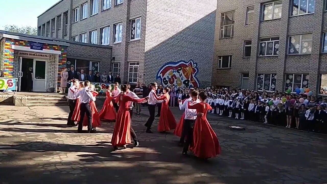 Вальс на выпускной 9 класс музыка. Вальс на выпускной 9. Вальс на выпускной 9 класс. Выпускники 9 класса танцуют вальс. Школьный вальс 9 класс.