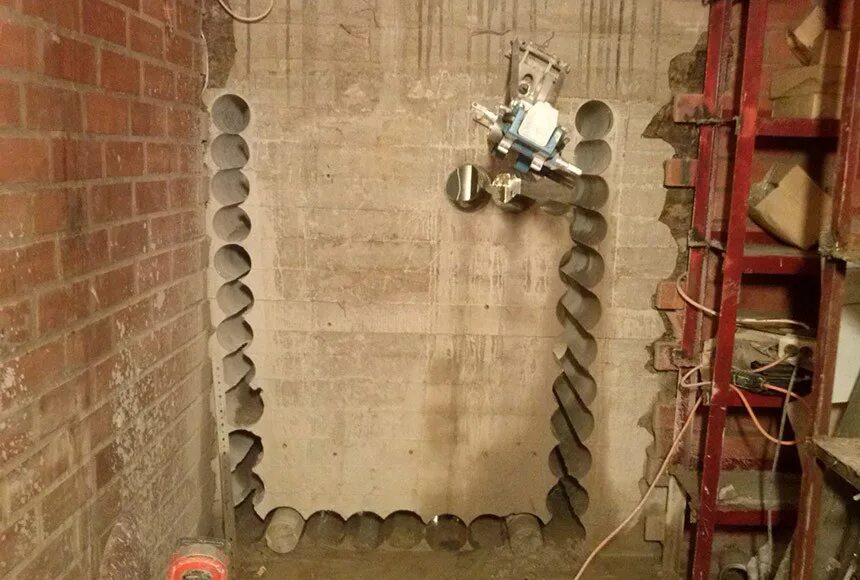 Сверление проема. Алмазное высверливание проема. Алмазная резка проемов в бетоне. Алмазная резка дверных проемов. Алмазное бурение отверстие для м20.