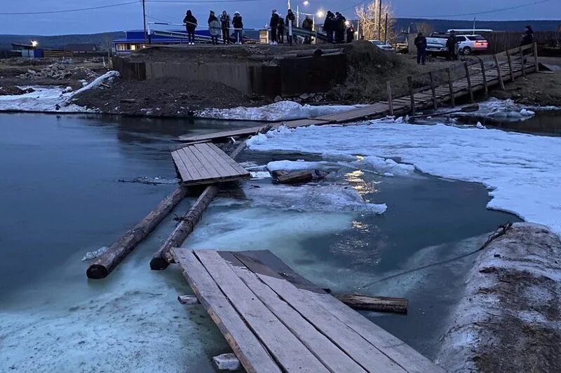 Новости жигалово. Тутура Жигаловский район. Река Тутура Иркутская область. Ледоход Якутск 2023. Село Тутура Иркутская область.