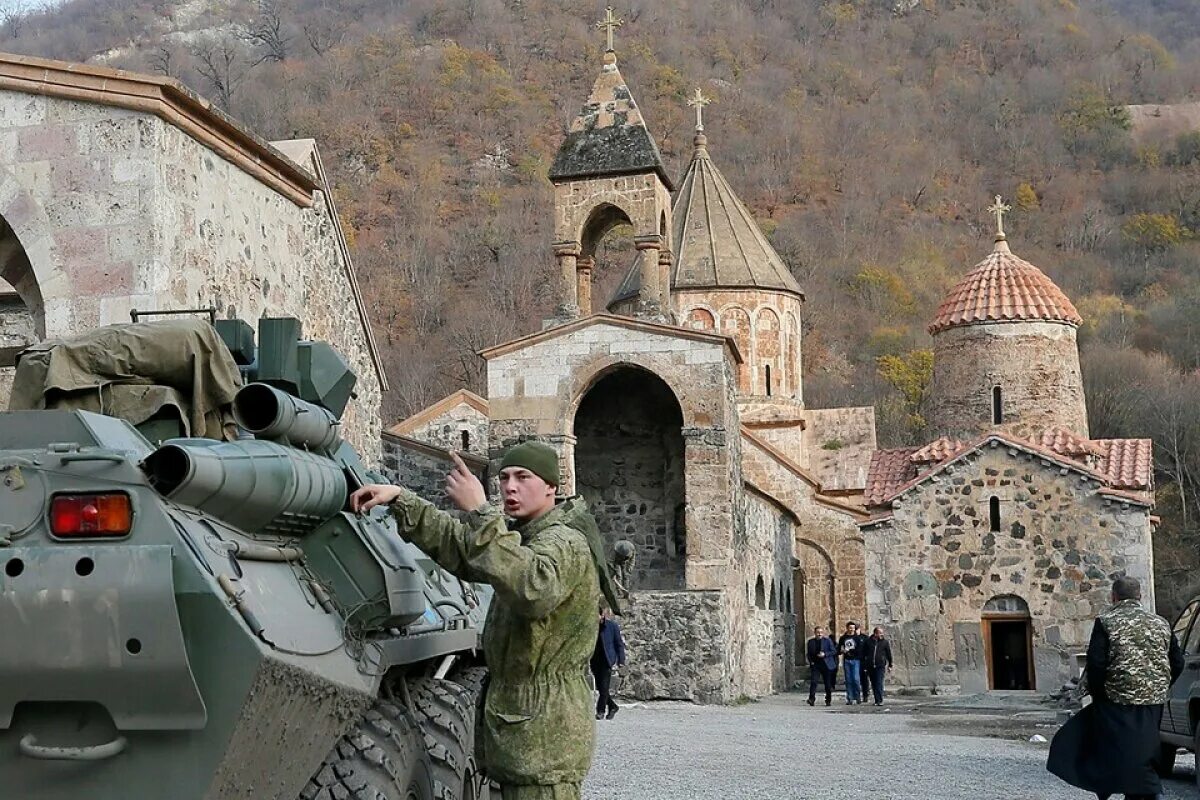 Арцах последние. Монастырь Дадиванк Нагорный Карабах. Дадиванк монастырь миротворцы. Дадиванк монастырь Армения. Дадиванк армянские монастыри Азербайджана.