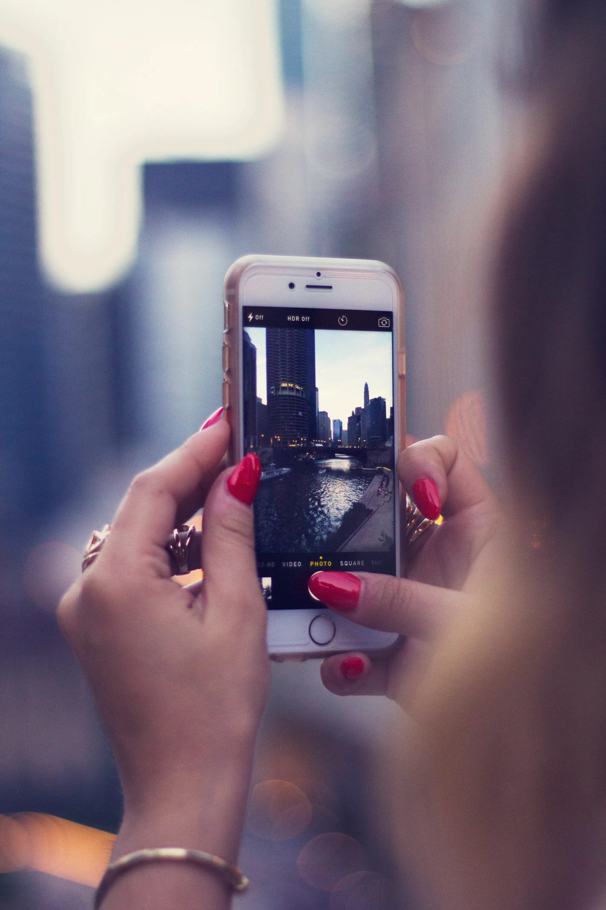 Телефон сам фоткает. Обучение фото на телефон. Фотографирует на телефон. Съемка на телефон. Смартфон в руке.