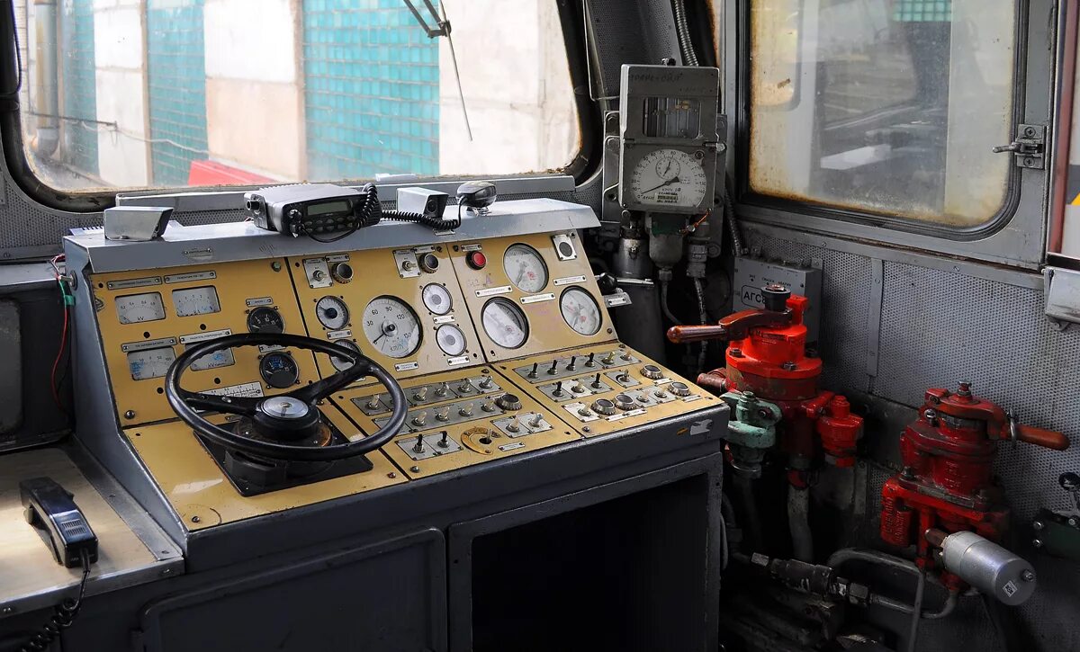 пульт машиниста 81-740. 81-775 пульт машиниста. 81-717. 2эс6 синара кабина.