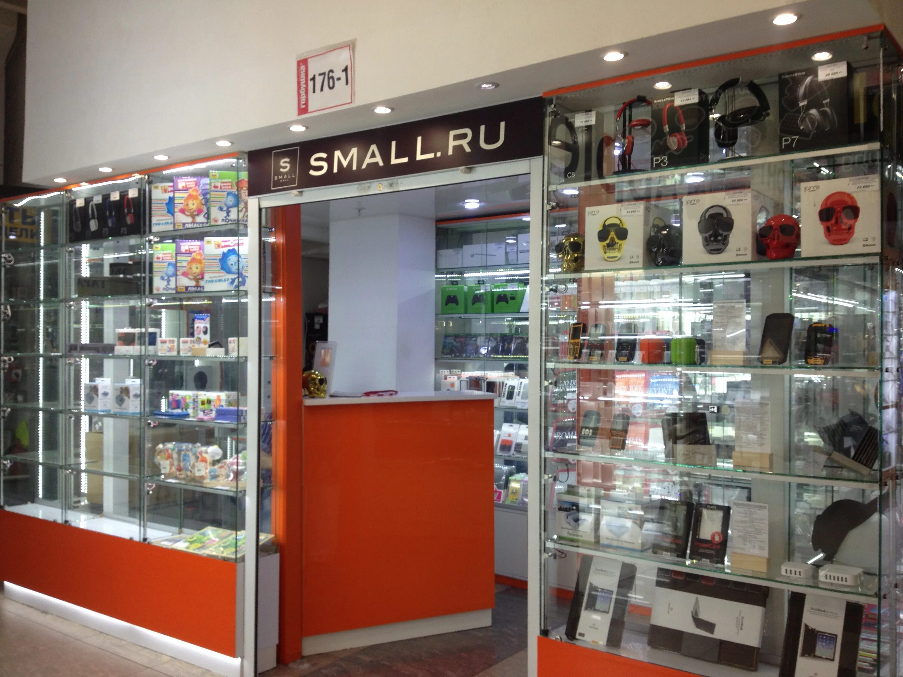 Сотохит на горбушке. Айфон на горбушке в москве. Горбушка айфон. Магазин горбушка в москве. Горбушка москва.