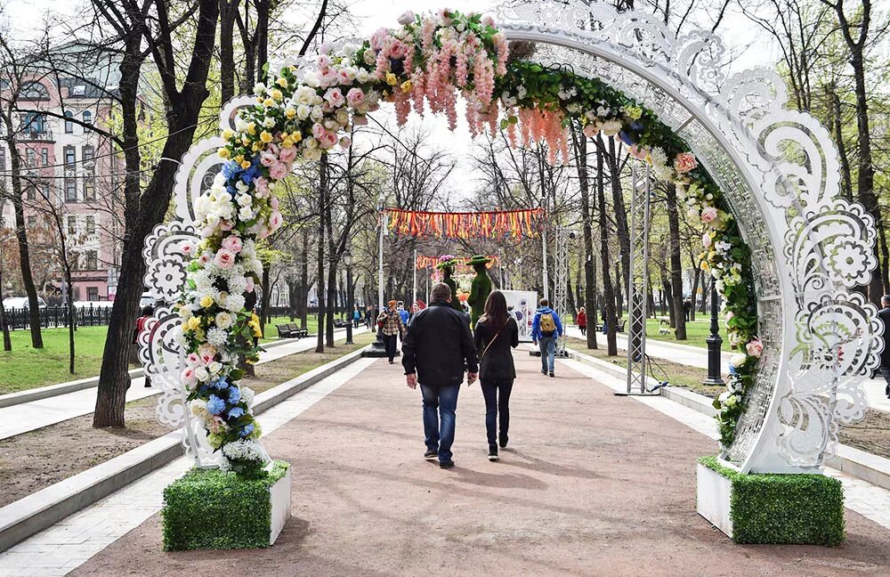 Погулять в москве весной. Москва весной. Тверской бульвар весной. Украшенная Весенняя Москва.