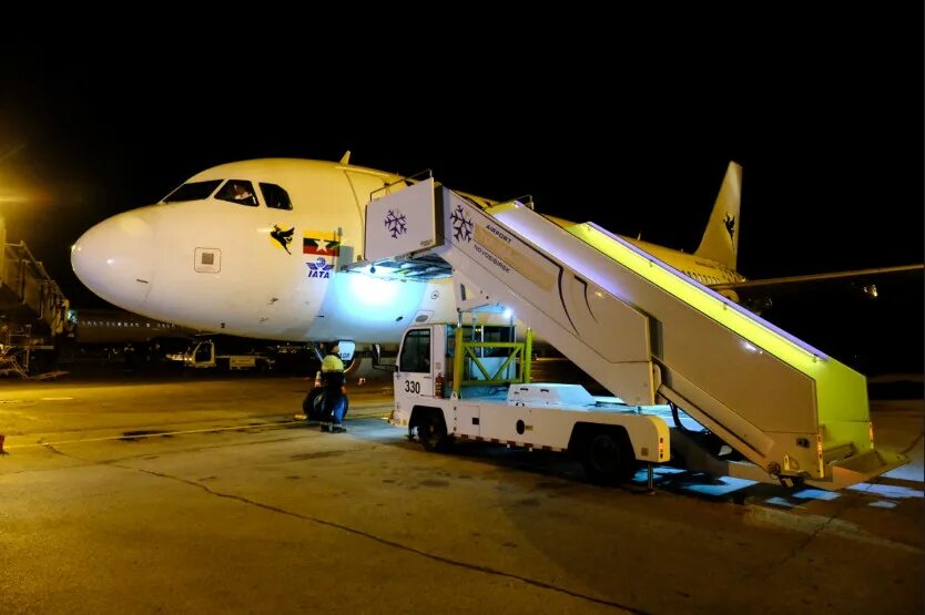 Самолет прилетел. Турбовинтовой самолет ан-140. Прилетавшие самолеты в ирландии. Самолёт антей ан-22. Борт самолета.