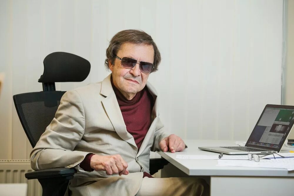 Senior разработчик. Senior мем. senior developer мем. мем про сеньора. сеньор разработчик meme.