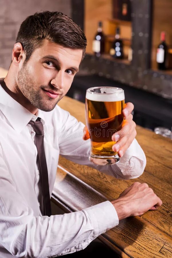 Красивый парень с пивом. Мужчина в баре. Красивый мужчина с пивом. Песня муж за пивом