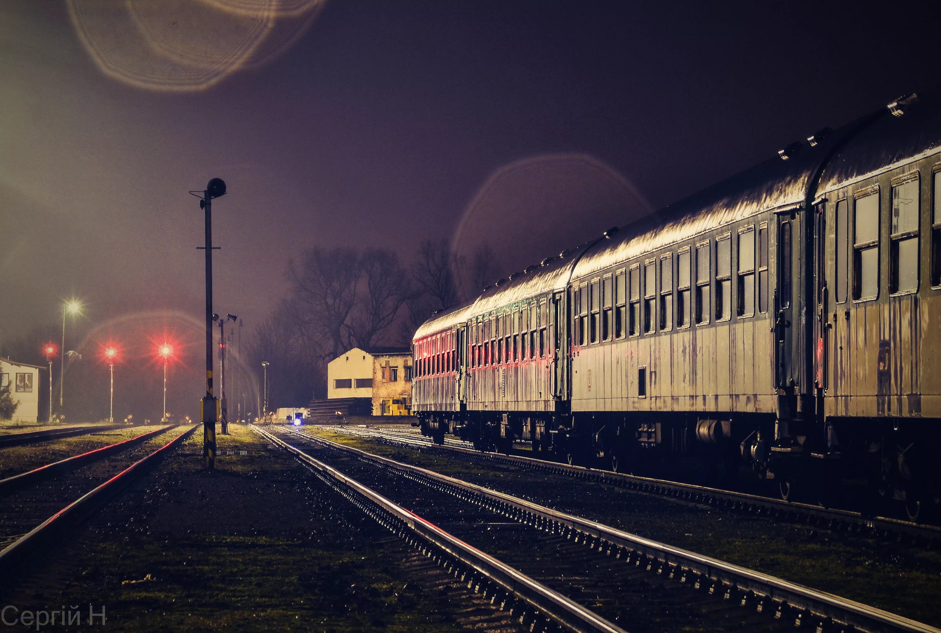 Поезд на вокзале. Ночной поезд. Поезд ночью. Перрон вокзала.