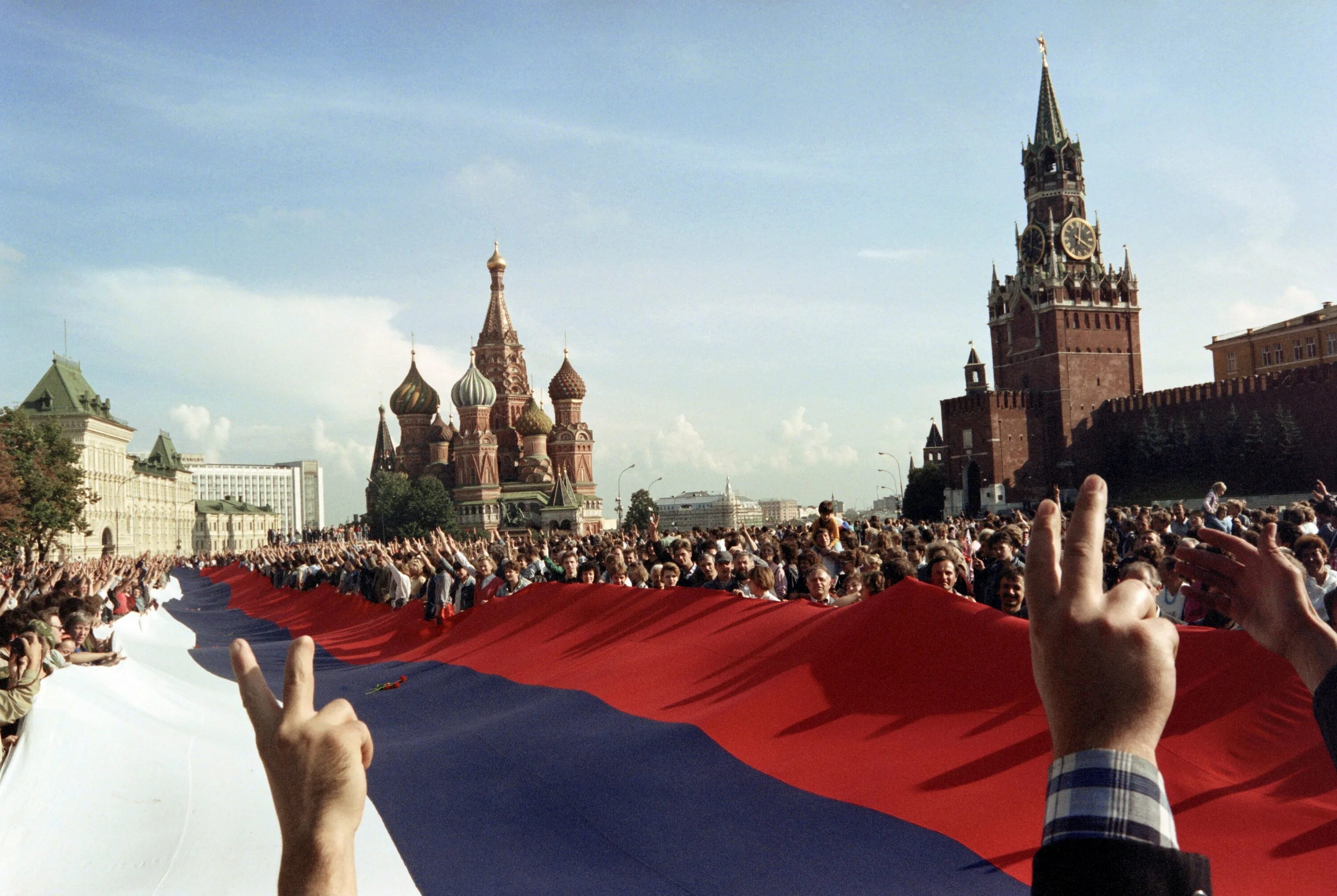 Russia is red. Августовский путч красная площадь. Красная площадь август 1991. Распад СССР. 1991 Год. Развал СССР В 1991.