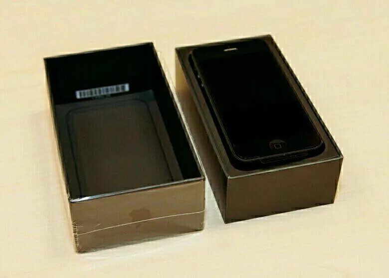 Iphone 5 чёрный коробка. Iphone 5 Black коробка. Смартфоны в черных коробках с. Iphone в черной коробке. Айфон минск оригинал