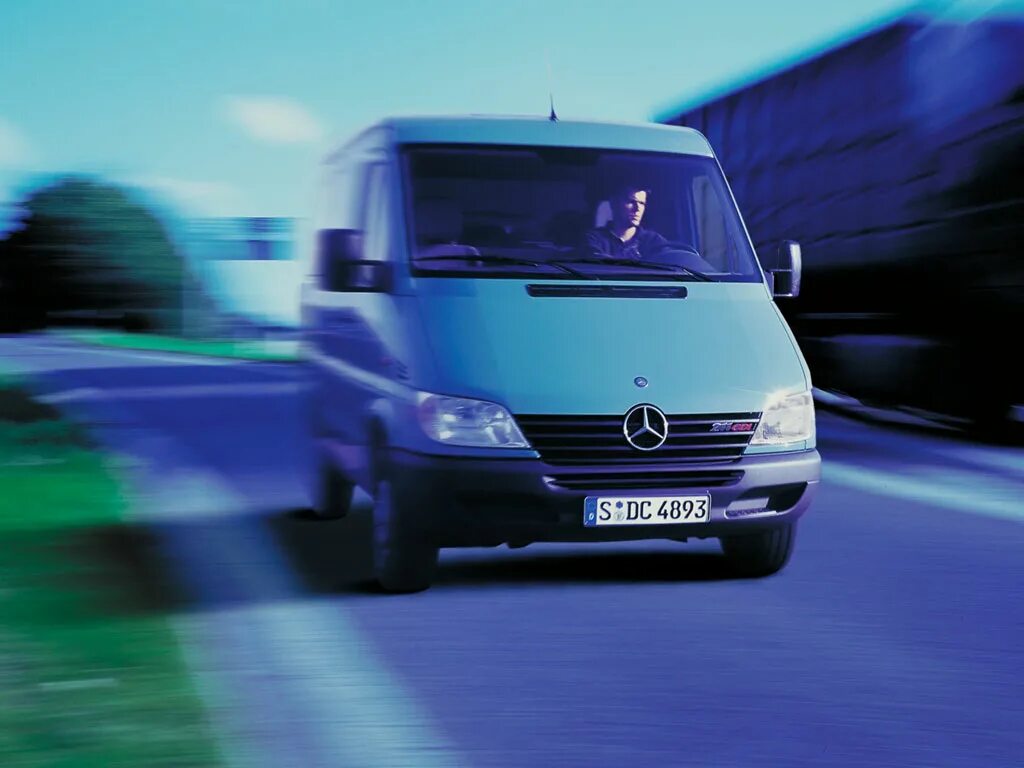 Мерседес спринтер 2000 года. Mercedes Sprinter 2000. Mercedes-Benz 208 CDI Sprinter. Мерседес-Бенц Спринтер 901. Mercedes Sprinter 2-t c бортовой платформой 208 CDI.