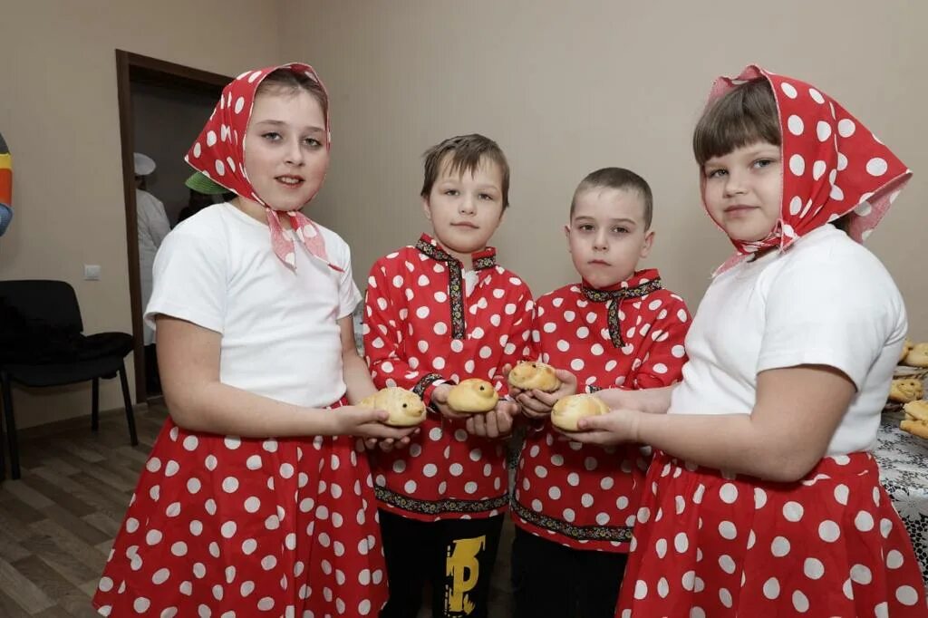 Праздник сороки жаворонки что за праздник. С праздником женщины. Сороки праздник. Фестиваль русской печки. Жаворонки праздник.