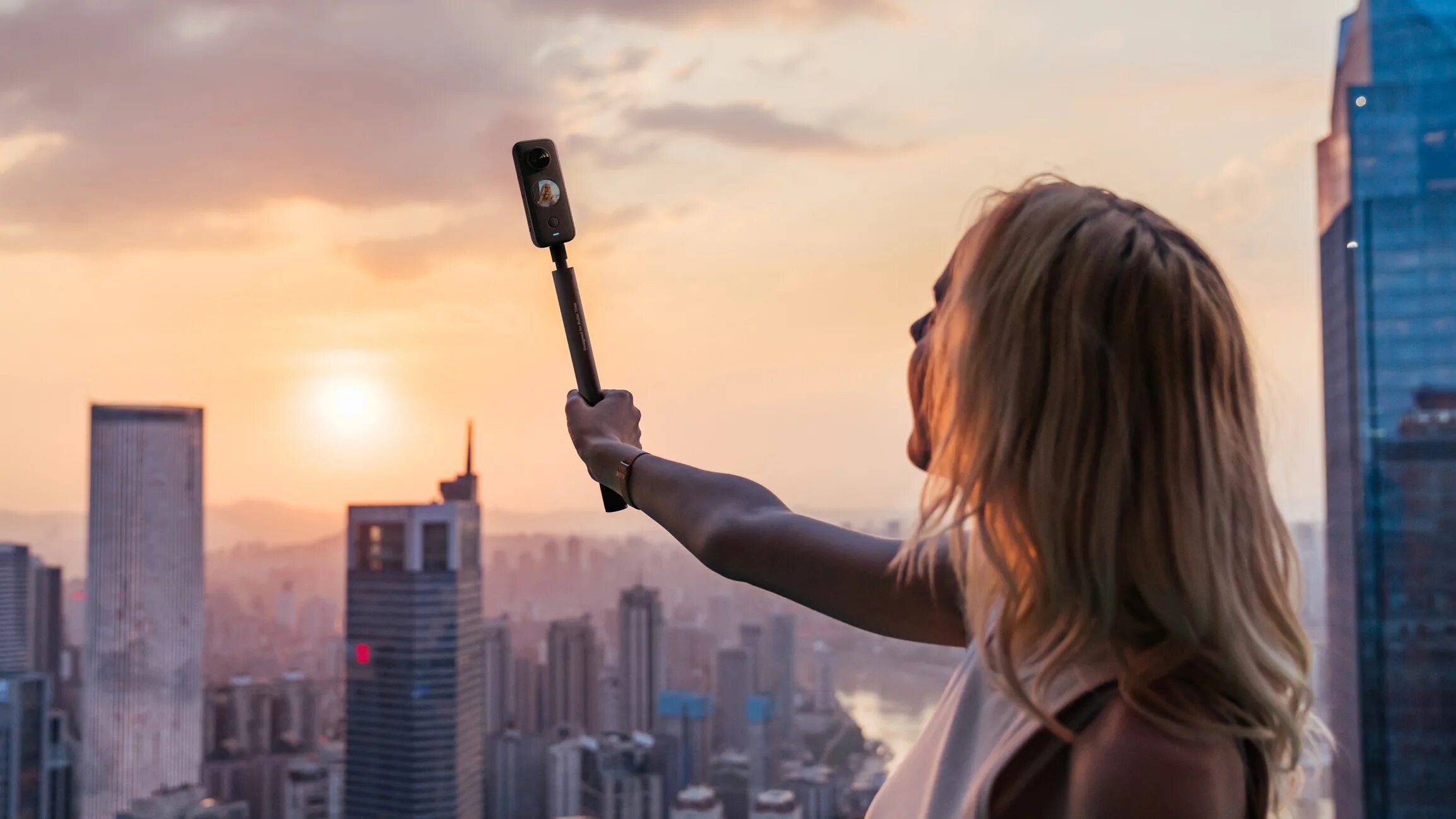 Insta360 invisible selfie. Инста 360 one x 2. экшн-камера insta360 one x2. камера insta 360 one x2. камера панорамная insta360 one x2 (cinosxx/a).