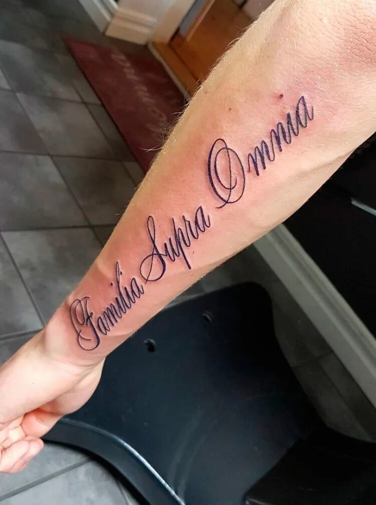 Красивые татуировки для мужчин надписи. Татуировки надписи на латыни. Тату на руке на латыни. Красивые надписи для тату. Тату на латыни.