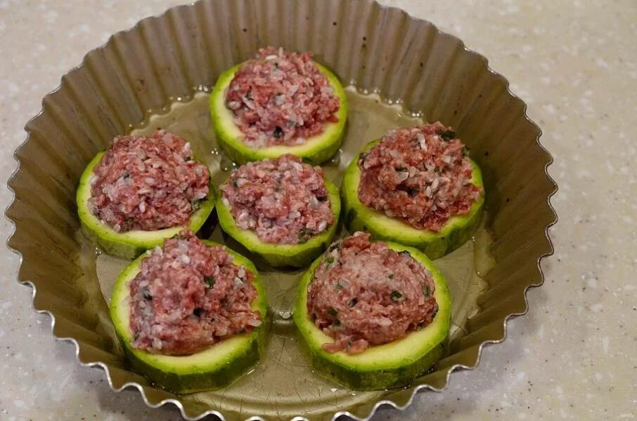Фаршированные кабачки кольцами. Фаршированные сырые кольца перца. Кабачки в духовке с фаршем помидорами и сыром. Рецепт фаршированные кольца. Фаршированные кабачки в духовке с фаршем и сыром.