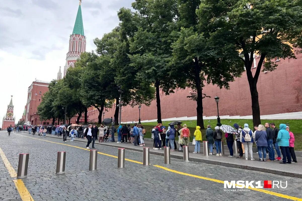 Напомнить площадь. Красная площадь. люди на красной площади. москва красная площадь фото. сквер на красной площади.