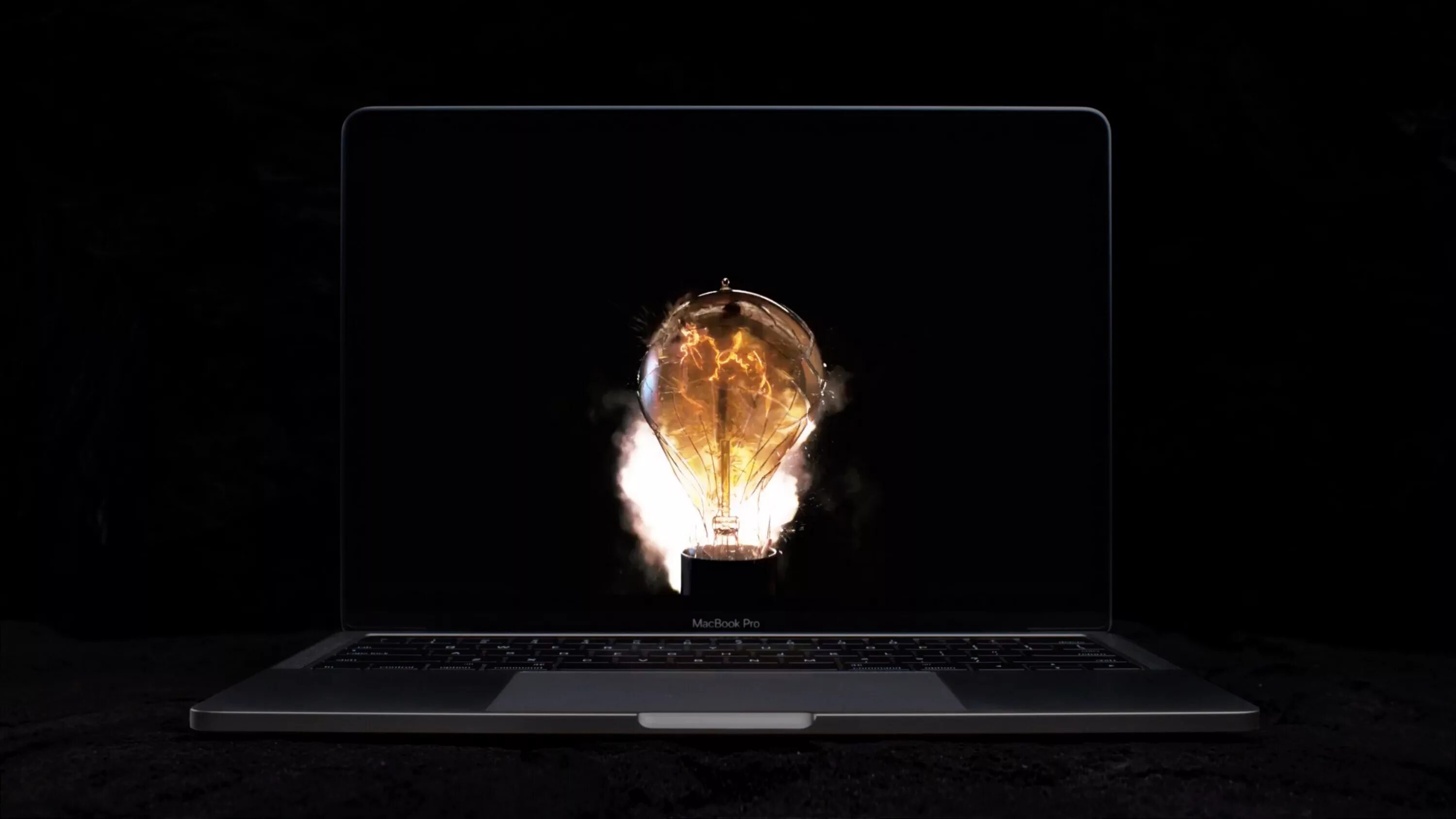 Эпл реклама. Макбук. ноутбук на черном фоне. macbook реклама. apple macbook реклама.