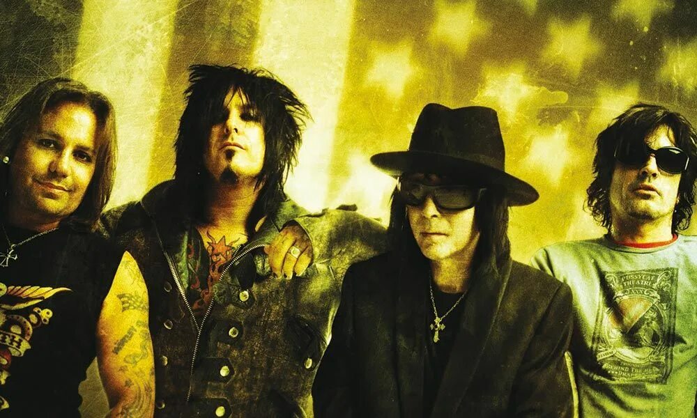Nikki sixx the dirt. Dirt motley. Группа mötley crüe 2019. Dirt motley. Dirt motley.
