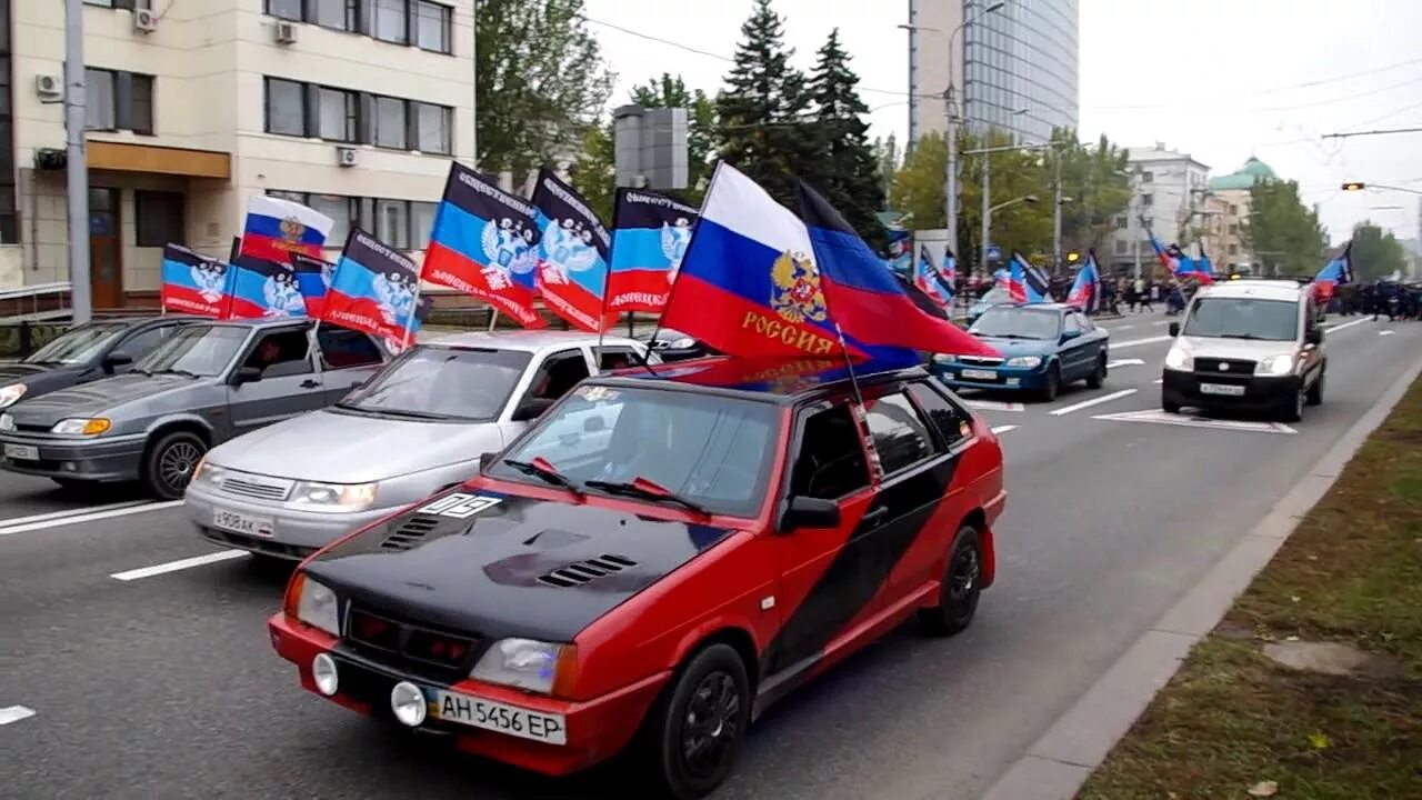 Флаг на машине. Машина с российским флагом. Флажки в машину. Флаг РФ на автомобиле.