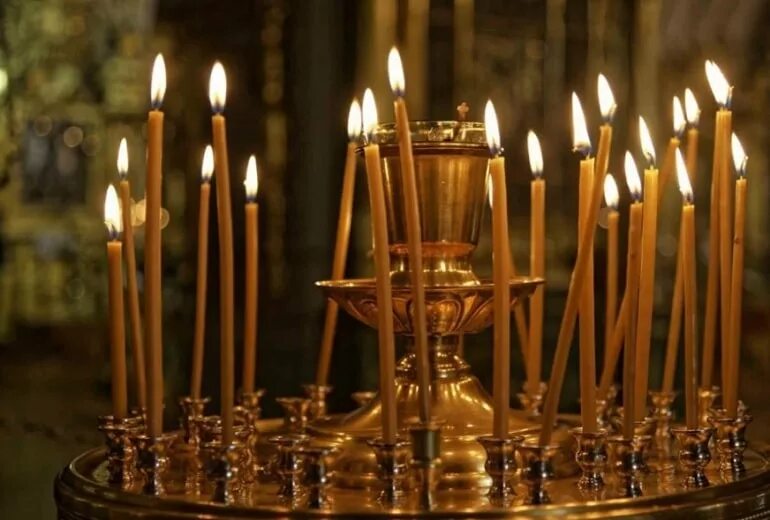 Где ставить свечи за здравие в церкви. Свечи в церкви. Подсвечник в храме. Поставить свечку в церкви. Много свечей.