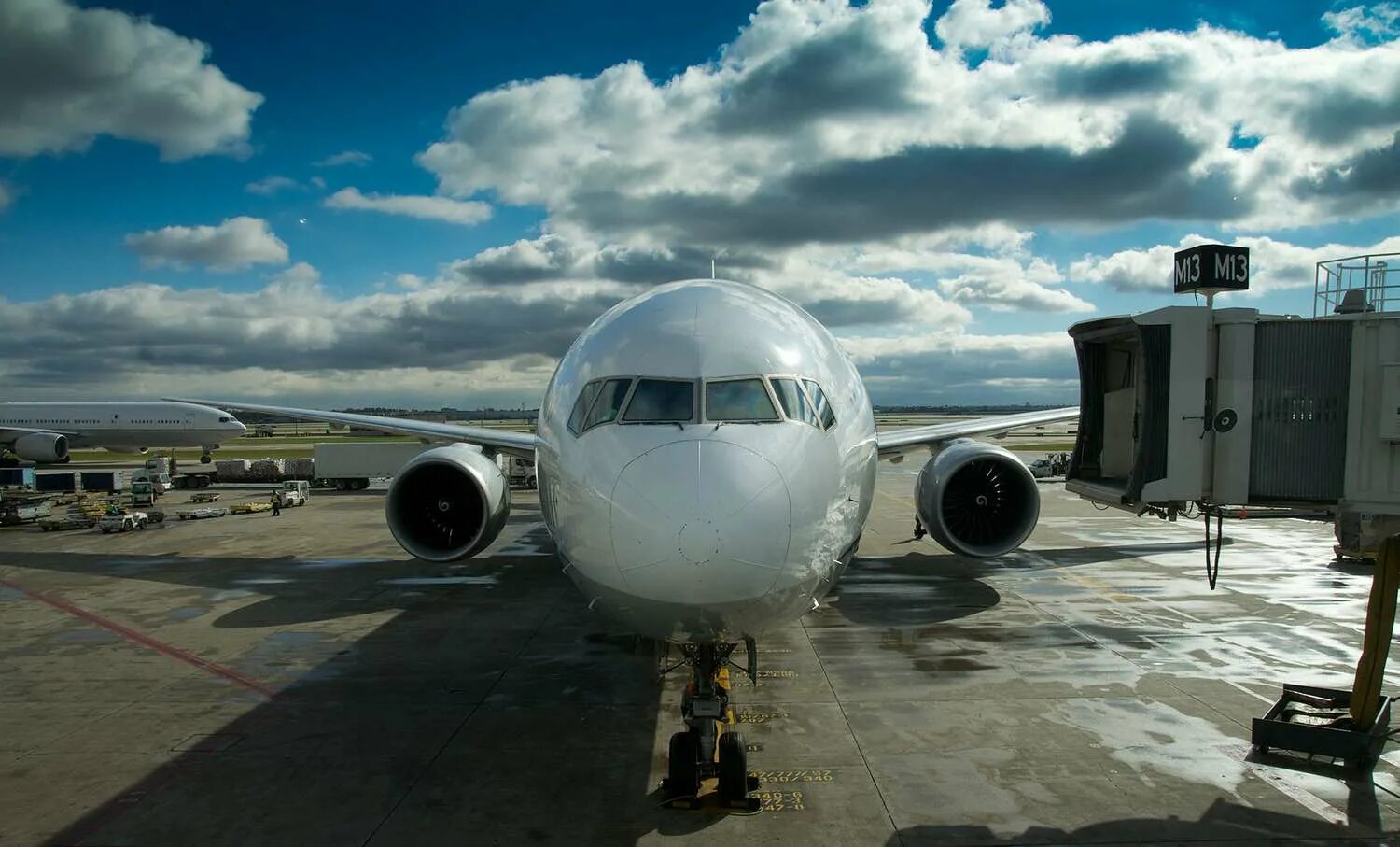 Plane gate. Самый тяжеловесный самолет в мире. airplane gate.