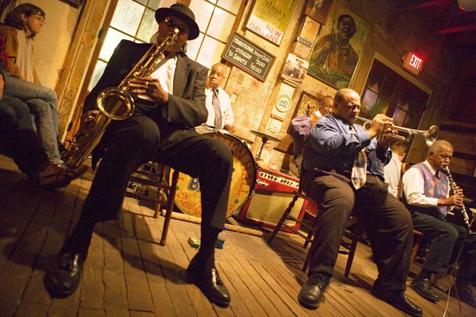 Новый Орлеан джаз. Новый Орлеан джаз и блюз. Джаз бэнд новый Орлеан 20е годы. Джаз бар в новом Орлеане.