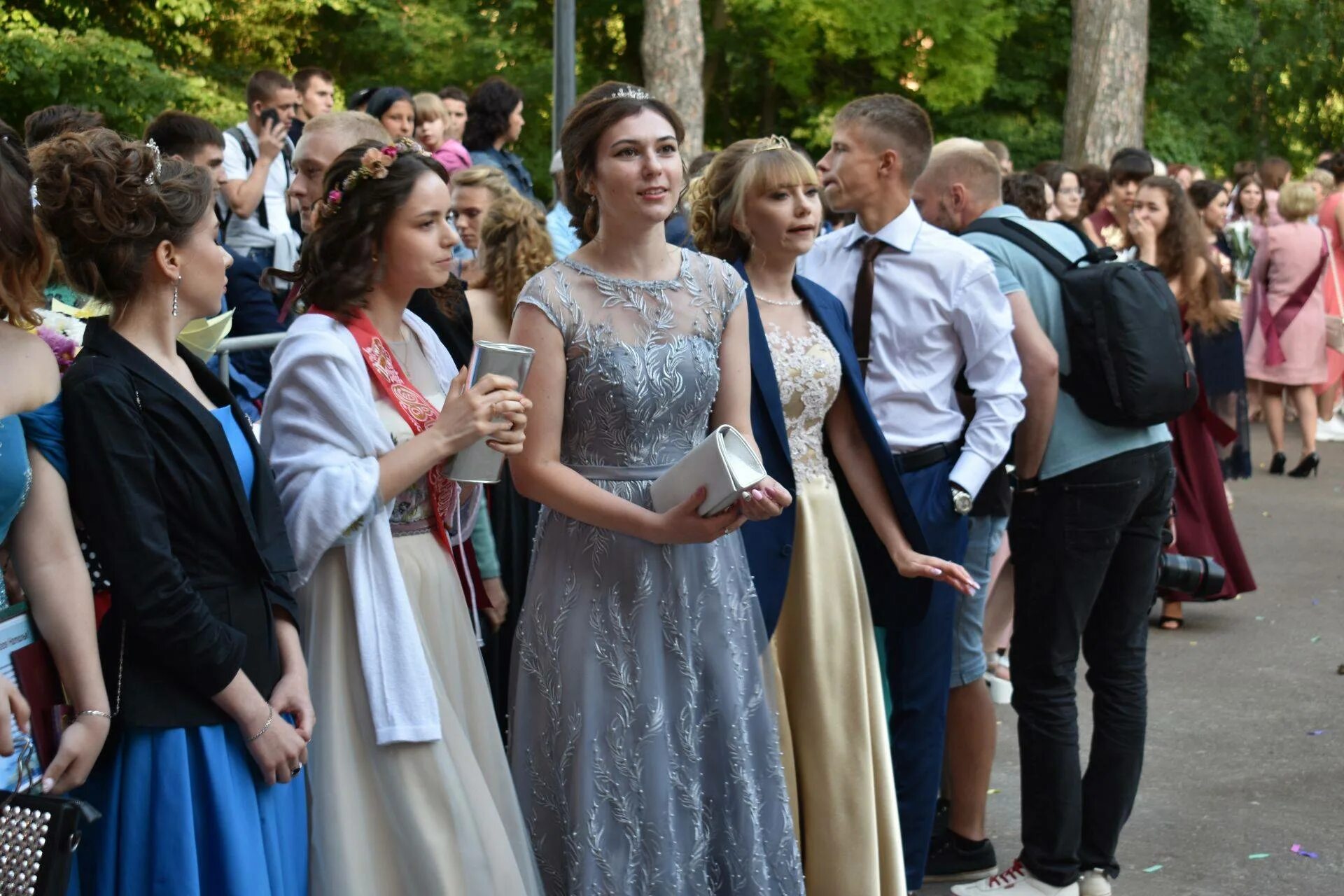 Выпускные вечера видео. Выпускной. Выпускной вечер. Выпускной бал в школе. С выпускным из школы.