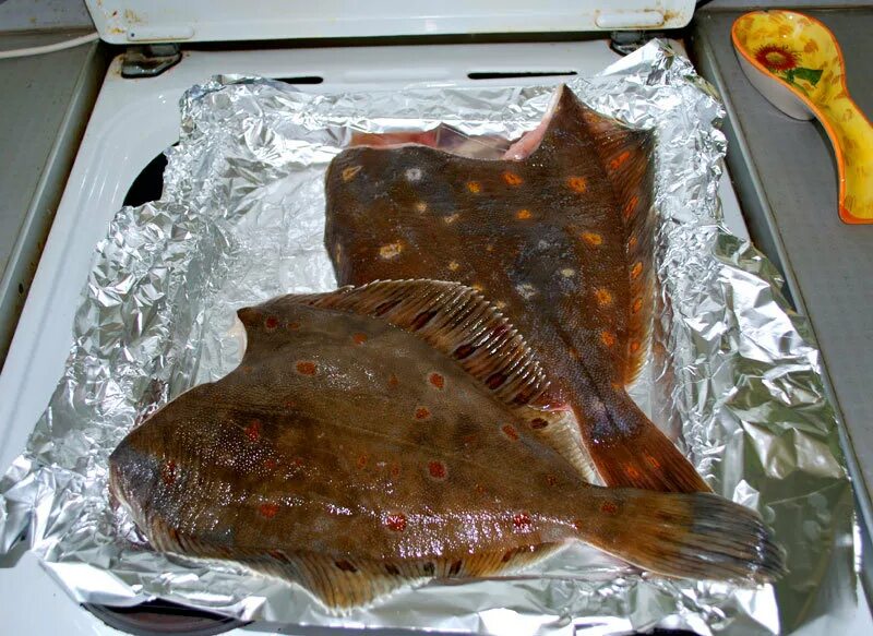 Вкусно приготовить камбалу целиком. Камбала в духовке. камбала печеная. камбала запеченная в духовке. камбала в духовке целиком.