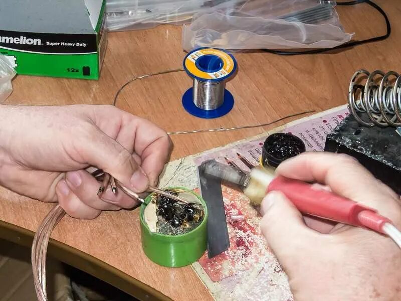 Как паять медные провода паяльником. Пайка скруток медных проводов. пайка электромонтажных соединений. паяльник для соединения проводов. паять провода.
